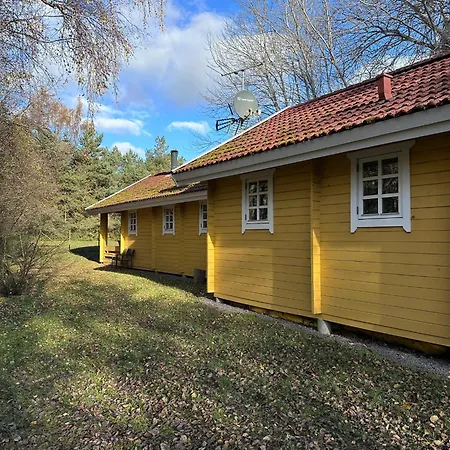 Modernt Och Mysigt Sommarhus I Skogen